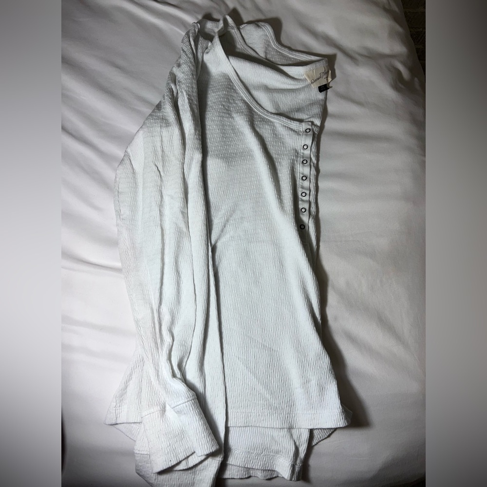 Woman universal thread white 1/4 button tee